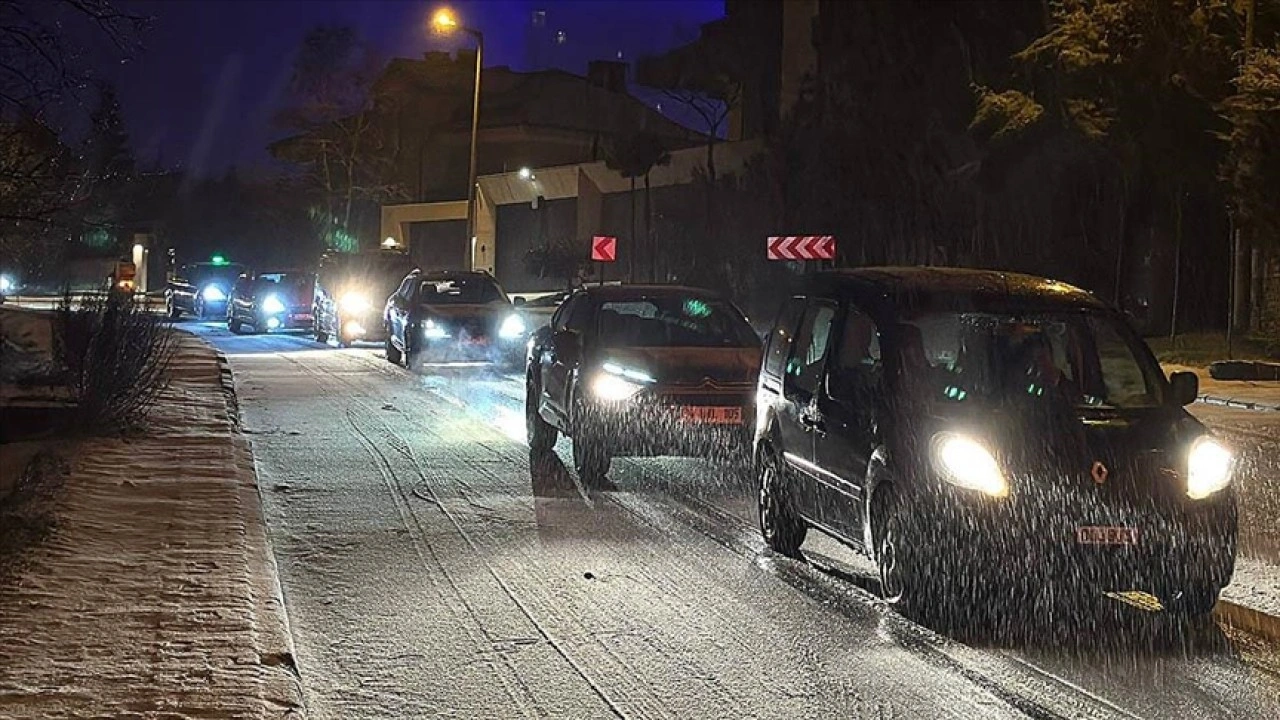 İstanbul'da bazı bölgelerde kar yağışı etkili oluyor