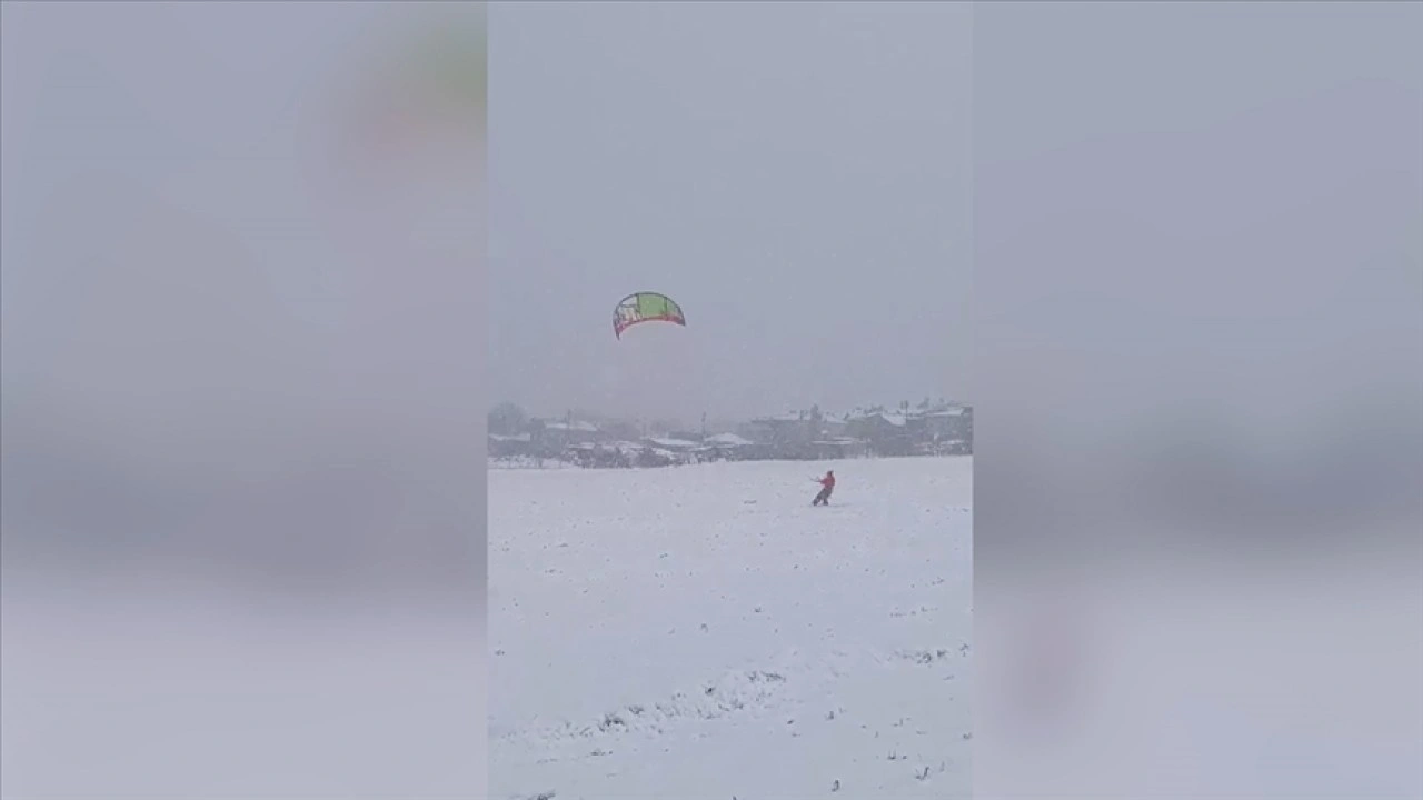 İstanbul'da bir kişinin uçurtma kayağı yapması kamerada