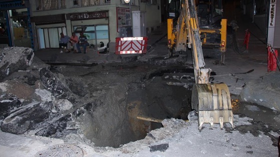 İstanbul'da çöken yol trafik yoğunluğuna neden oldu