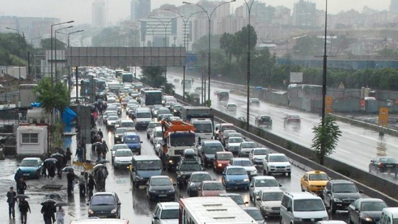 İstanbul'da devrilen vinç E-5'i trafiğe kapattı