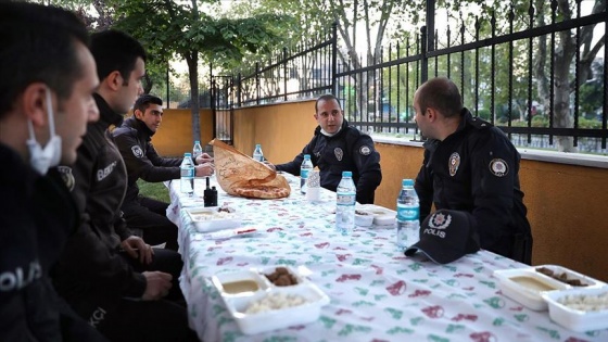 İstanbul'da devriye polisleri görevleri başında iftar yapıyor