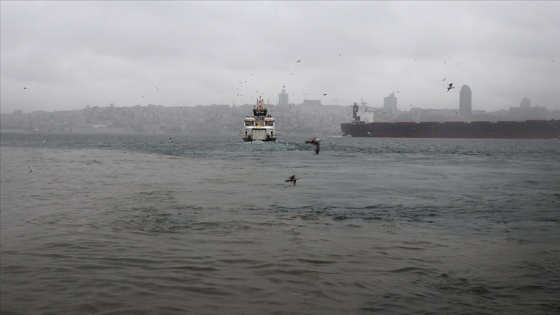 İstanbul'da etkili olan sağanak Üsküdar'da denizin rengini değiştirdi