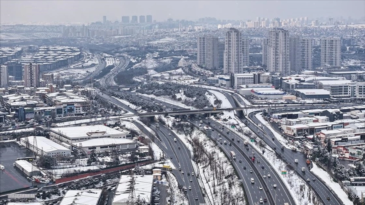 İstanbul'da etkisini sürdüren kar, kazaları beraberinde getirdi