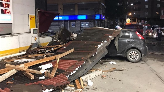 İstanbul'da fırtına hayatı olumsuz etkiledi