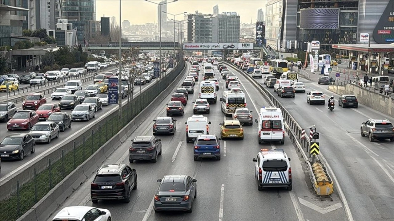 İstanbul'da hafta sonu akşam saatlerinde trafik yoğunluğu yaşandı