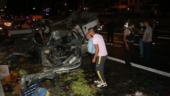 İstanbul'da kamyonet ile otomobil çarpıştı: 5 yaralı
