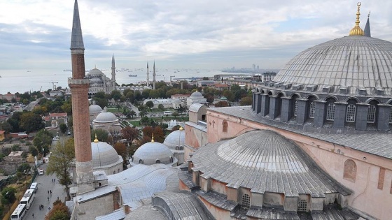 Sultanahmet ve Ayasofya minarelerinden Kerbela şehitleri için karşılıklı çifte ezan