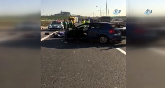 İstanbul'da kontrolden çıkan araç tıra çarptı: 2 ölü