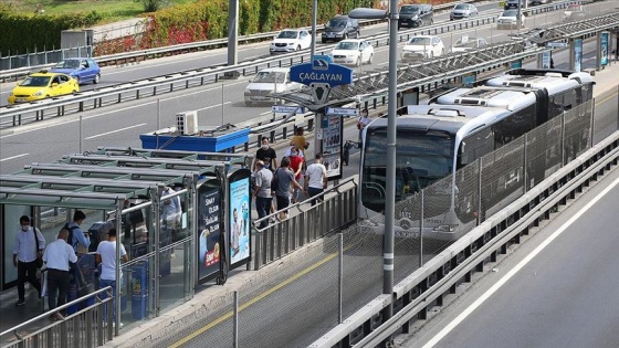 İstanbul'da Kovid-19 tedbirlerine ilişkin yeni toplu ulaşım kurallarına genel olarak uyuluyor