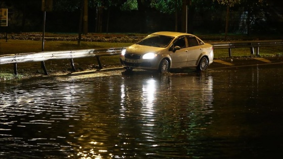 İstanbul&#039;da kuvvetli fırtına ve sağanak hasara yol açtı