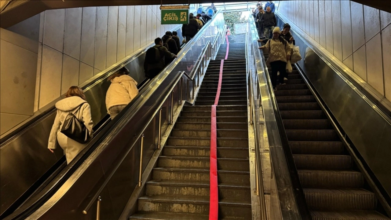 İstanbul'da metrobüs durağına bağlanan alt geçidi su bastı