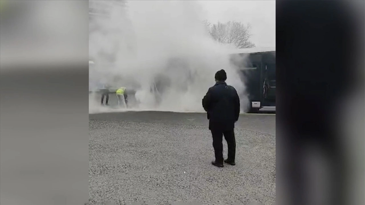 İstanbul'da metrobüste çıkan yangın kamerada