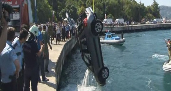 İstanbul'da otomobil denize uçtu