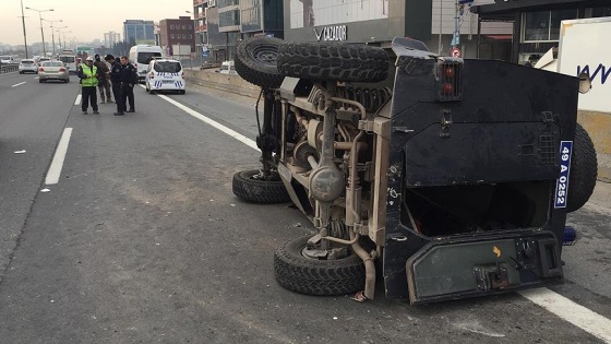 İstanbul'da polis aracı devrildi