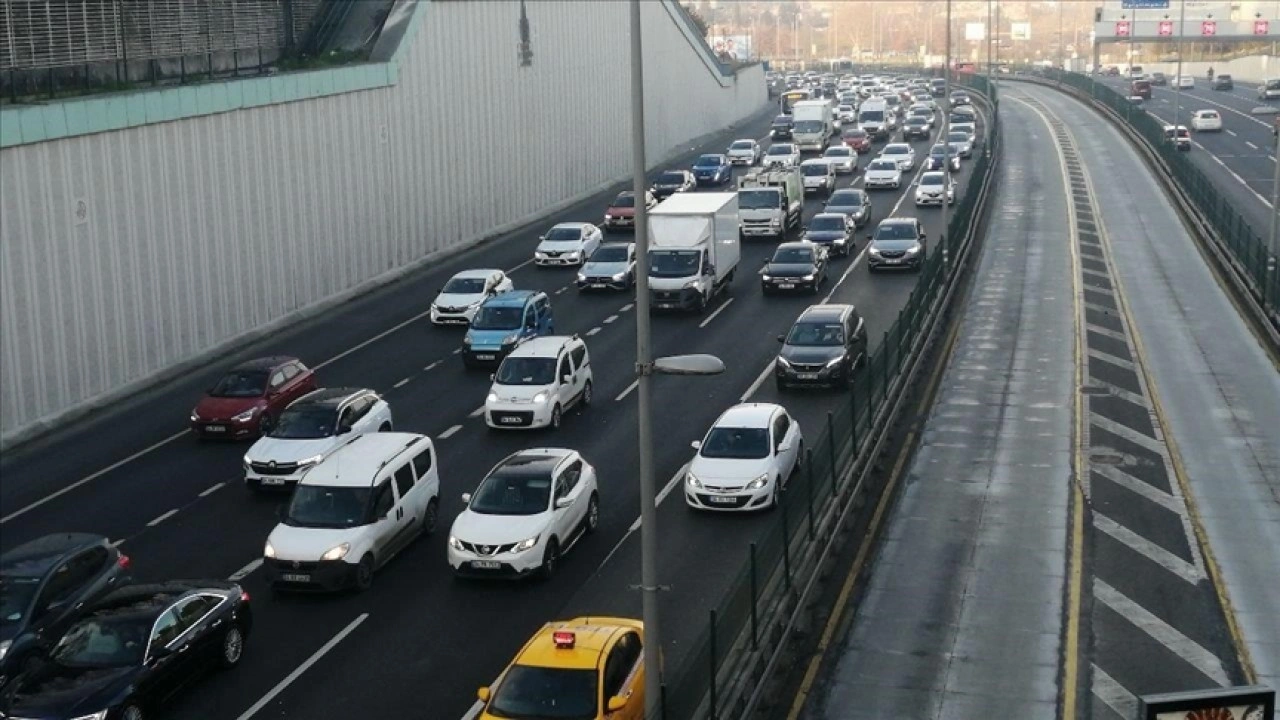 İstanbul'da sabah saatlerinde trafik yoğunluğu oluştu