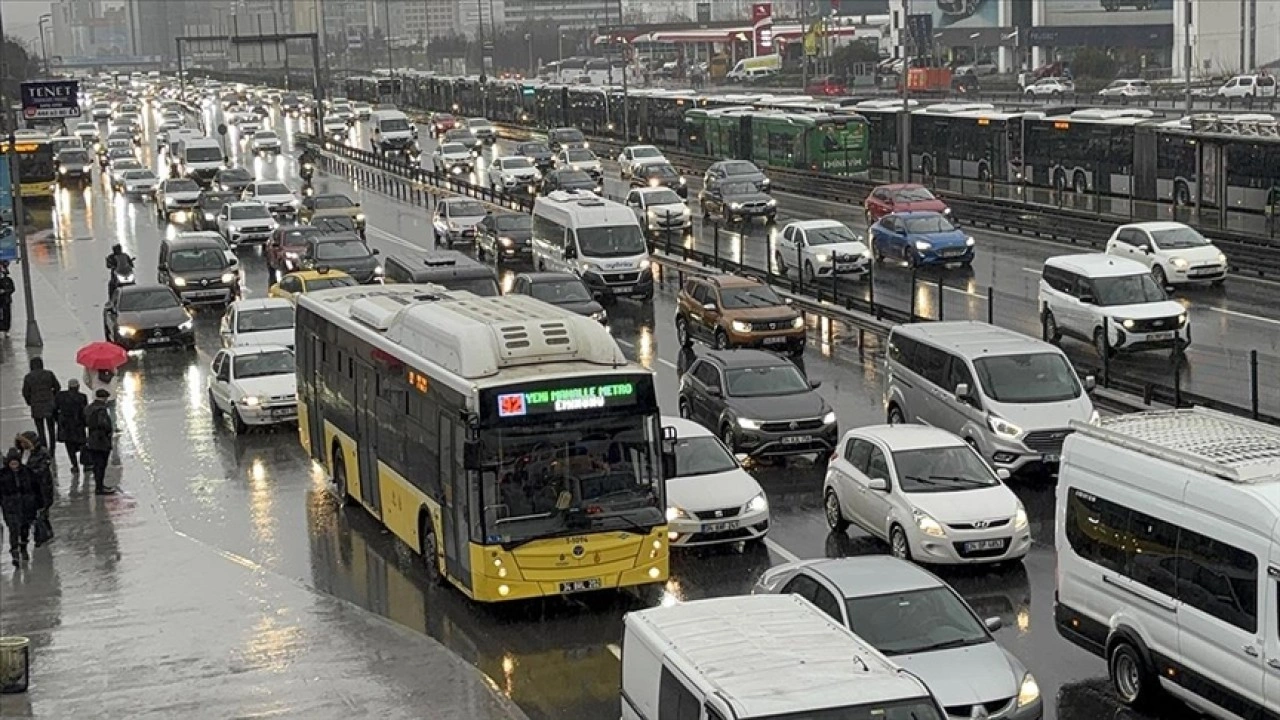 İstanbul’da sabah saatlerinde trafik yoğunluğu yüzde 76’ya çıktı