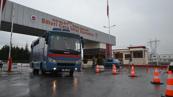 İstanbul'da sağanak nedeniyle su basan duruşma salonu boşaltıldı