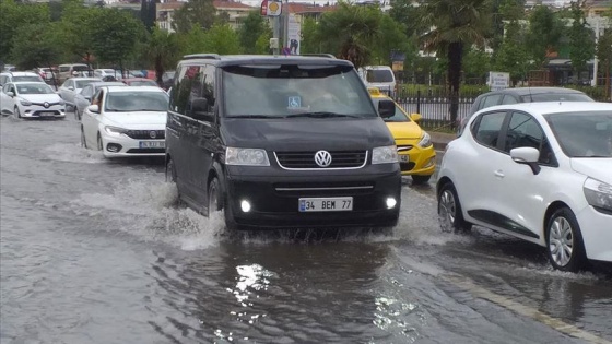 İstanbul'da sağanak yaşamı olumsuz etkiledi