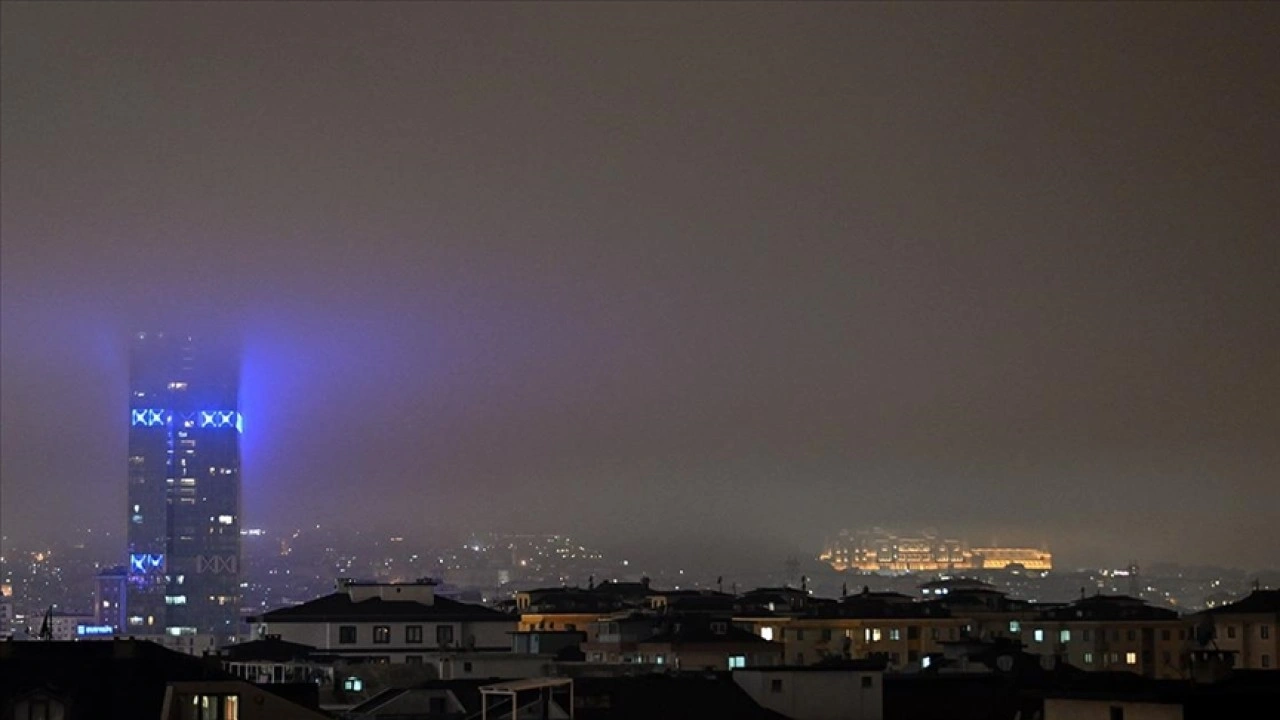 İstanbul'da sis etkisini sürdürüyor