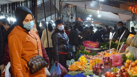 İstanbul'da sokağa çıkma kısıtlaması öncesi alışveriş yoğunluğu yaşandı