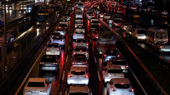 İstanbul'da sokağa çıkma kısıtlaması öncesinde trafik yoğunluğu yaşanıyor