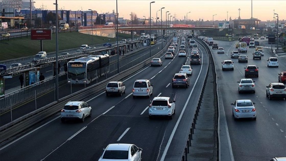 İstanbul'da sokağa çıkma kısıtlamasının sona ermesiyle trafik yoğunluğu arttı