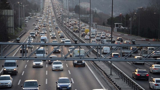 İstanbul'da, sokağa çıkma kısıtlamasının sona ermesiyle trafik yoğunluğu arttı