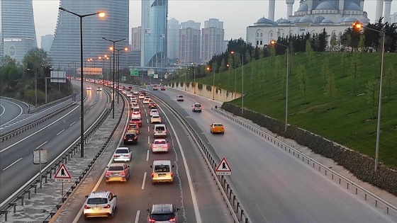 İstanbul'da 'tam kapanma' öncesinde şehir dışına çıkmak isteyenler nedeniyle trafik kilitlendi