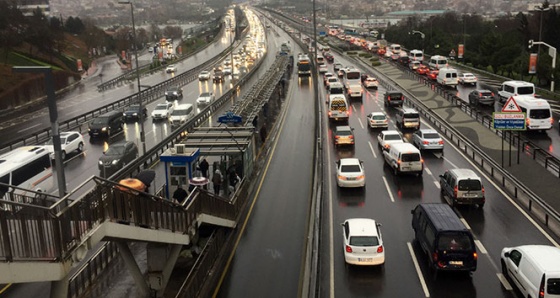 İstanbul'da trafik durma noktasına geldi, sürücüler kavgaya tutuştu