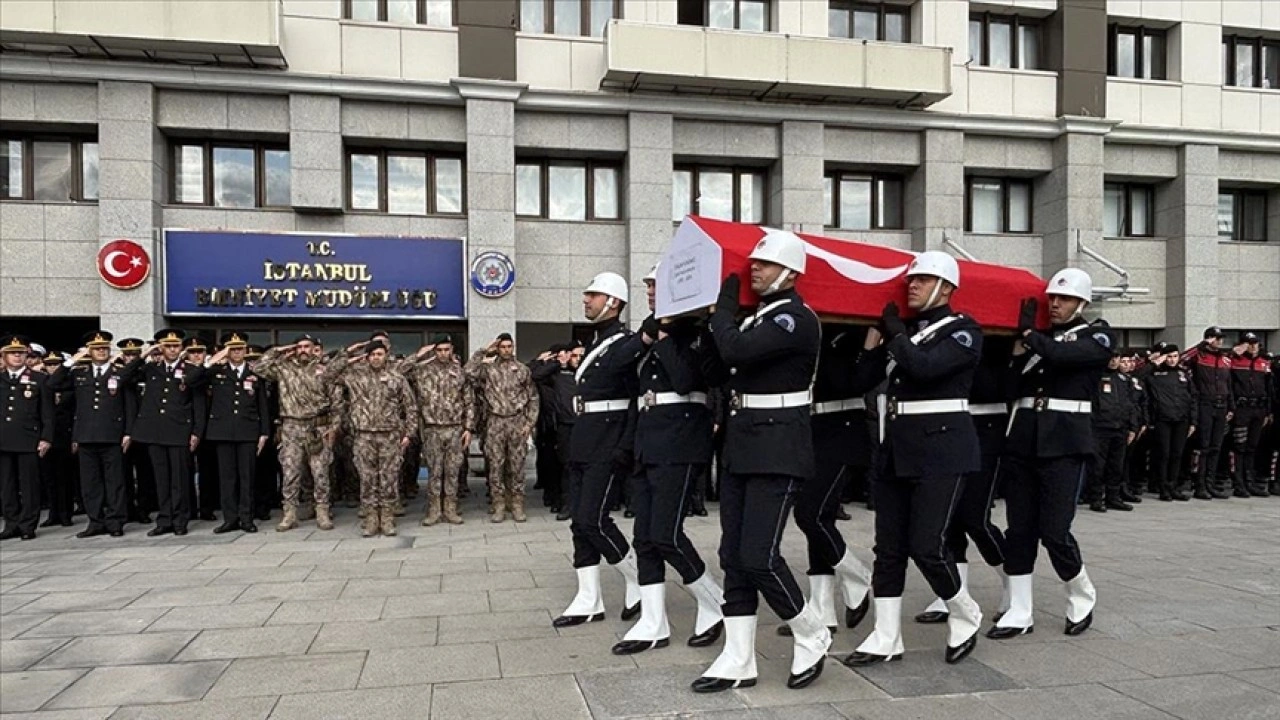 İstanbul'da trafik kazasına müdahale ederken şehit olan polis için tören düzenlendi