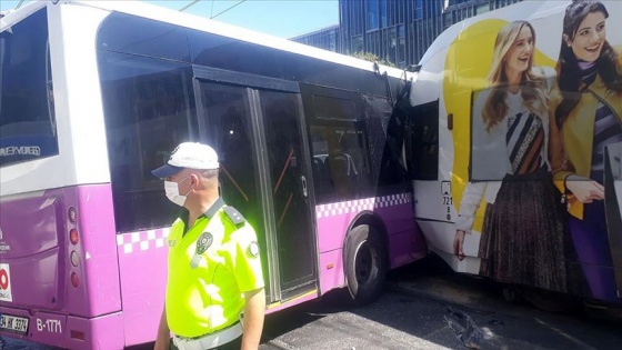 İstanbul'da tramvay halk otobüsüne çarptı