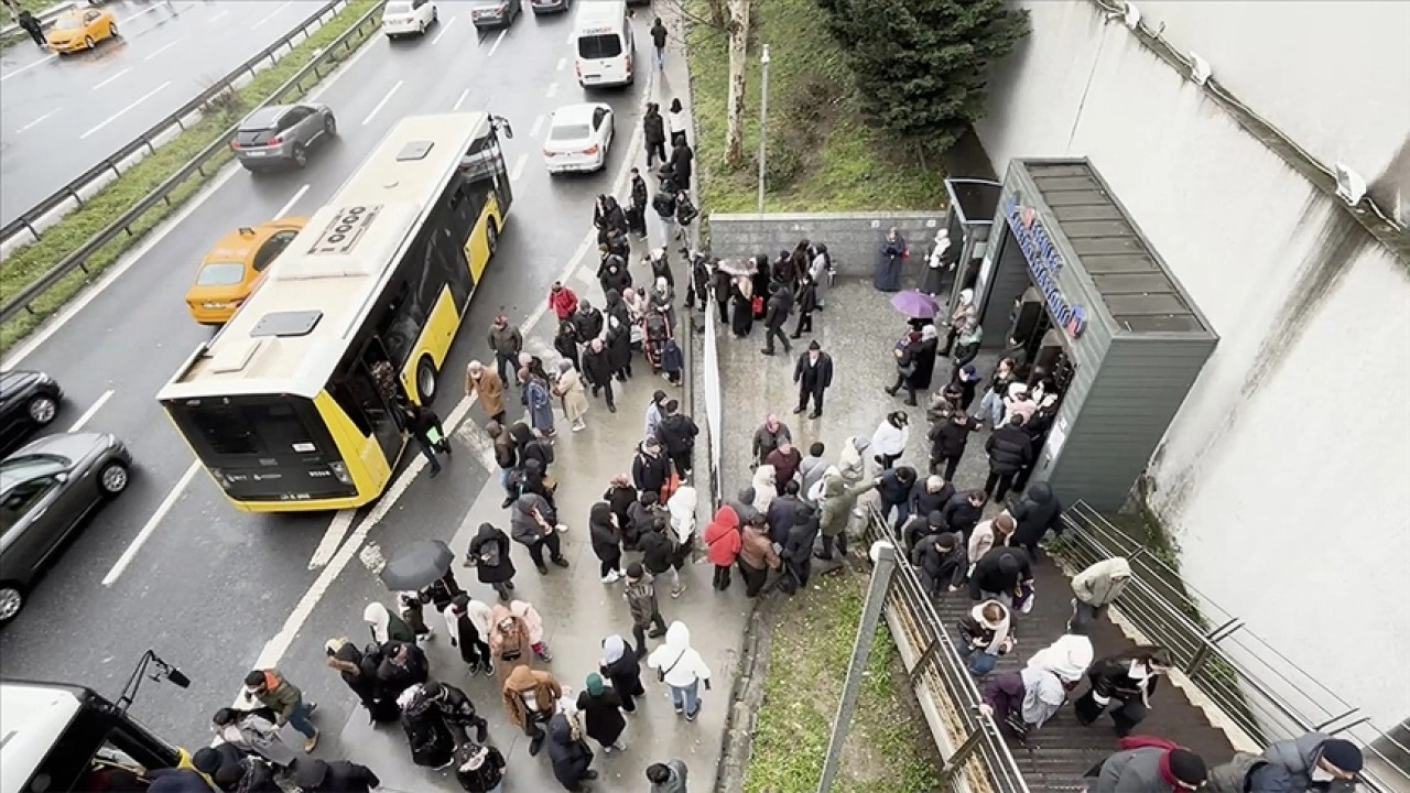 İstanbul'da "viyadük düzenleme çalışması" metro hattındaki yolcuları mağdur etti