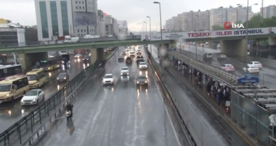 İstanbul’da yağmur vatandaşlara zor anlar yaşattı