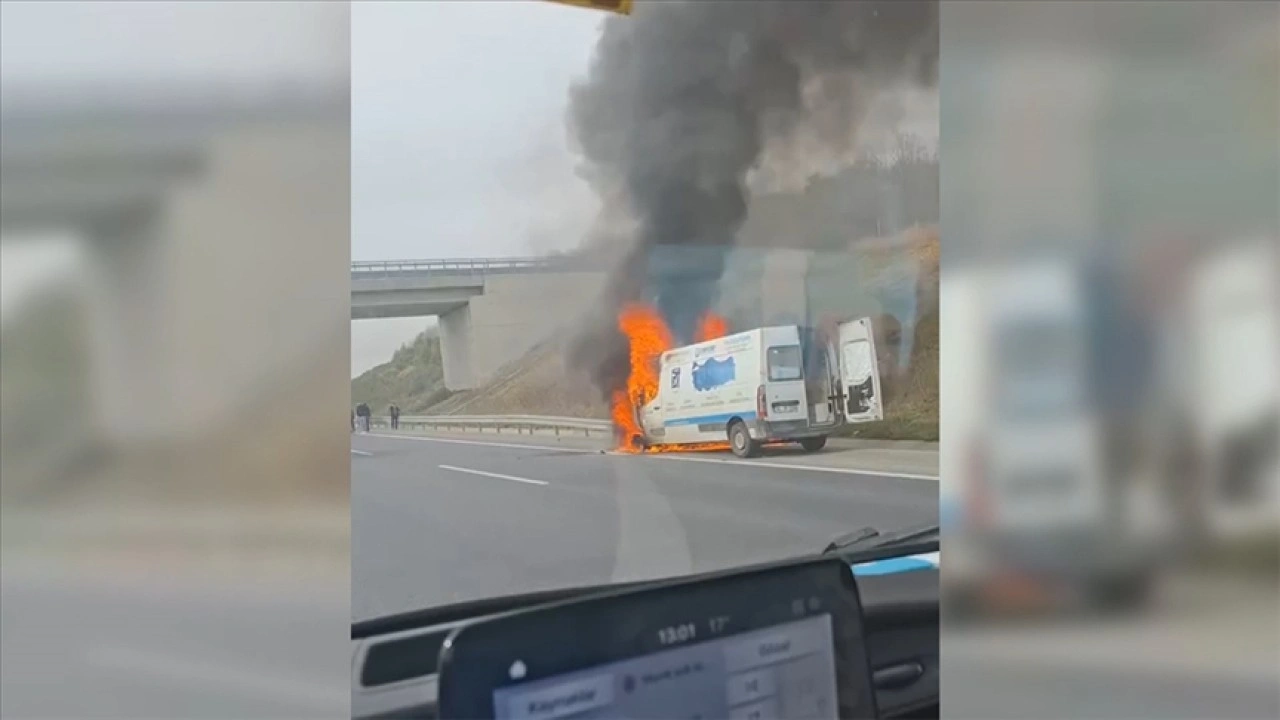 İstanbul'da yanan minibüs kamerada