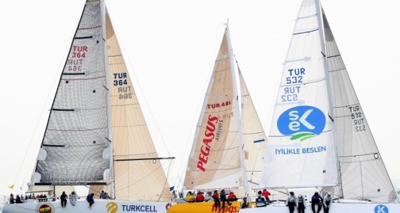 İstanbul'da yelkenlilerin nefes kesen mücadelesi