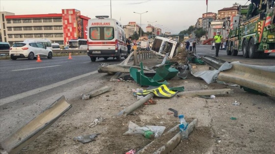 İstanbul'da yolcu otobüsü devrildi: 11 yaralı