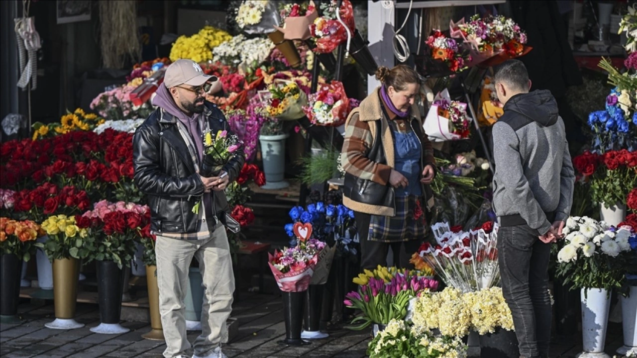 İstanbul'daki çiçekçilerde Sevgililer Günü yoğunluğu yaşanıyor