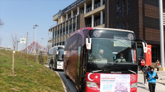 İstanbul'daki gönüllü öğrencilerden İdliblilere kışlık kıyafet yardımı