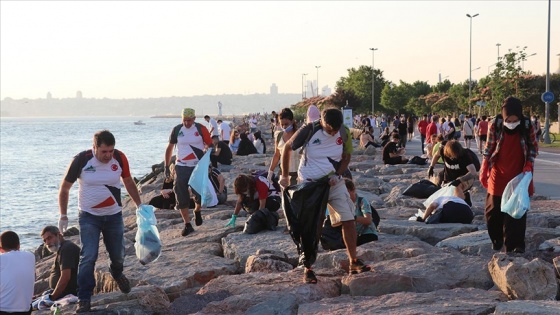 İstanbul Doğa Sporları Kulübü üyeleri, Kadıköy'de sahil temizliği yaptı