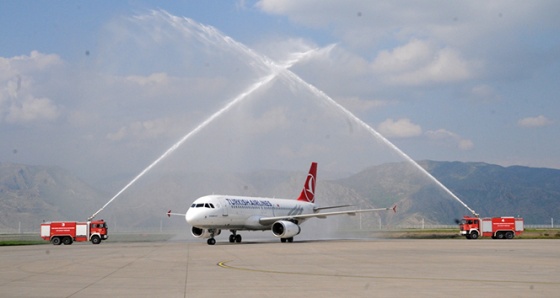 İstanbul Havalimanı’ndan Şırnak’a gelen ilk uçak su takıyla karşılandı