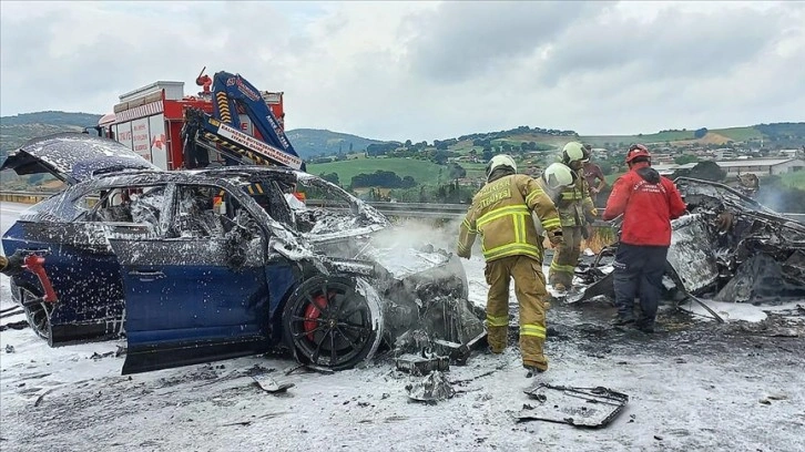 İstanbul-İzmir Otoyolu'ndaki zincirleme kazada 1 kişi öldü, 2 kişi yaralandı