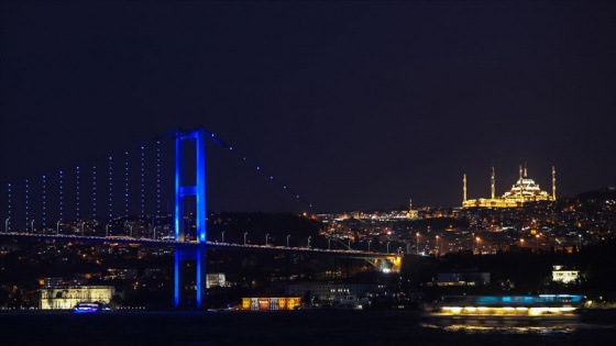 İstanbul köprüleri kolon kanseri farkındalığı için mavi renge büründü
