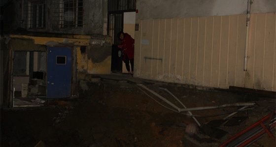 İstanbul Maltepe'de bir binanın giriş merdiveni çöktü
