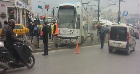 İstanbul Sirkeci'de tramvay raydan çıktı! İşte olay yerinden görüntüler