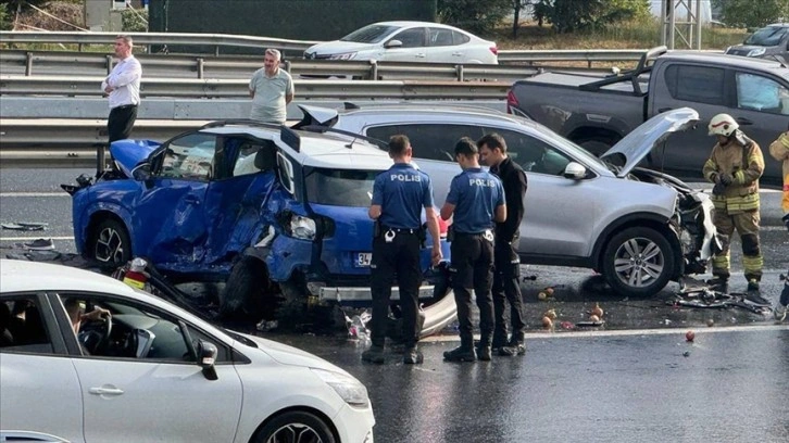 İstanbul TEM Otoyolu'nda meydana gelen zincirleme kazada 2 kişi öldü