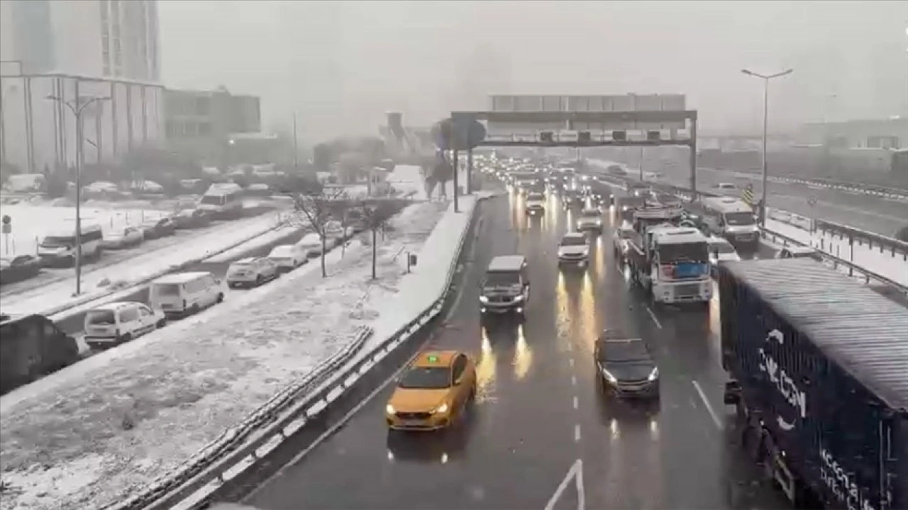 İstanbul'un bazı ilçelerinde kar yağışı etkili oldu