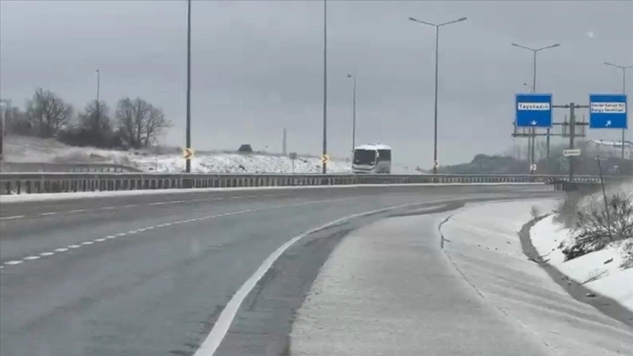 İstanbul'un bazı ilçelerinde kar yağışı etkili oluyor