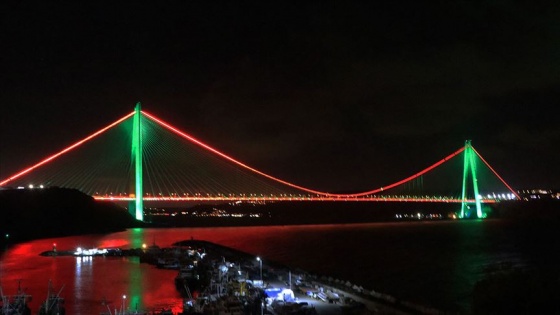 İstanbul'un iki köprüsü Afganistan bayrağı renklerine büründü