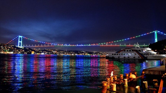 İstanbul'un köprüleri Azerbaycan bayrağı renklerine büründü