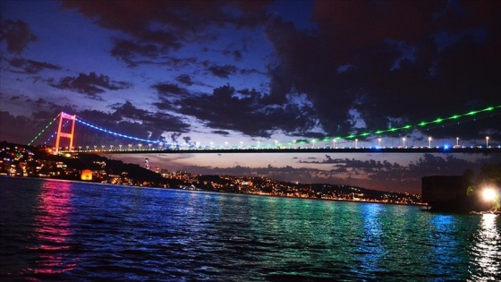 İstanbul'un köprüleri Azerbaycan bayrağının renklerine büründü